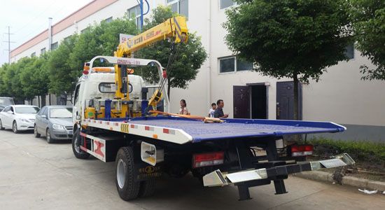 楚胜牌东风多利卡3.2吨带吊清障车