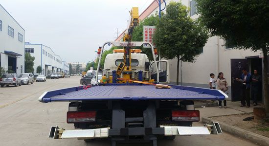 楚胜牌东风多利卡3.2吨带吊清障车