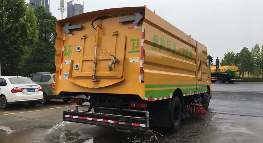 东风天锦新款驾驶室洗扫车