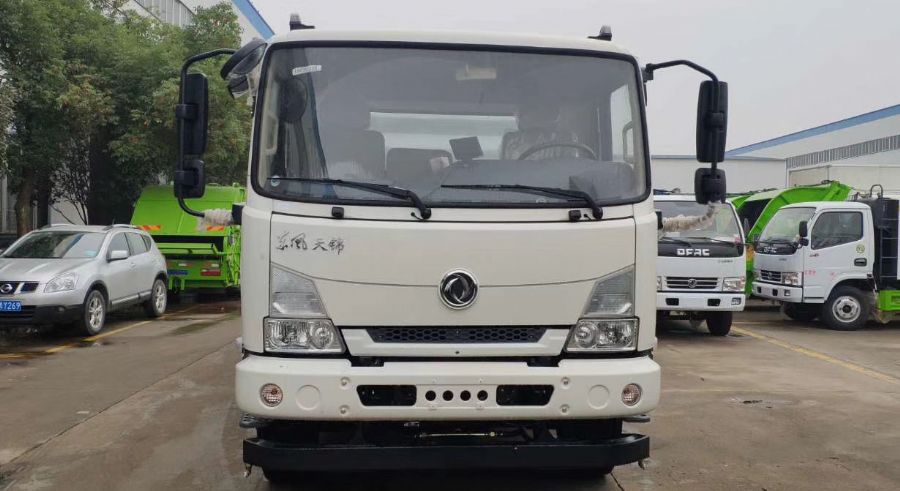 东风天锦新款驾驶室洗扫车