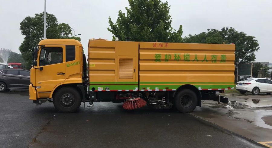 东风天锦新款驾驶室洗扫车