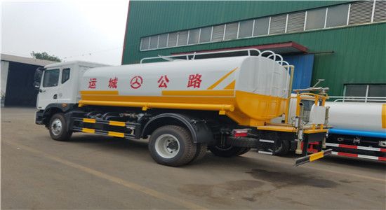 东风多利卡12吨洒水车
