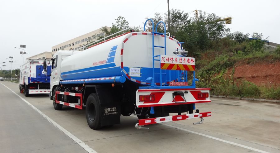 东风天锦13.5吨洒水车---绿化喷洒车