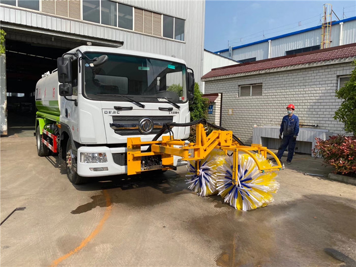 多利卡D9高速护栏清洗车