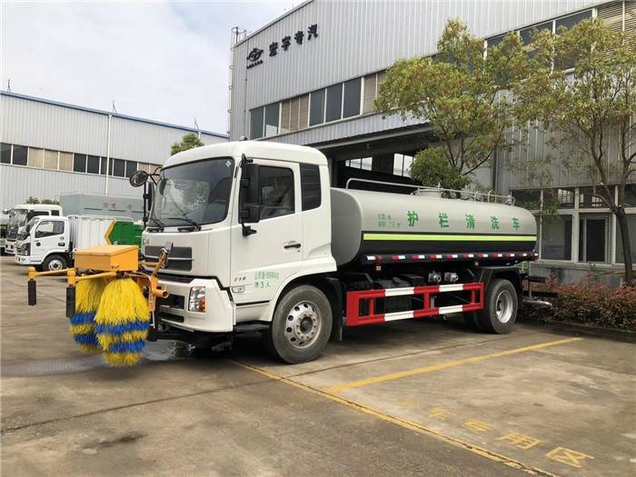 多利卡D9高速护栏清洗车