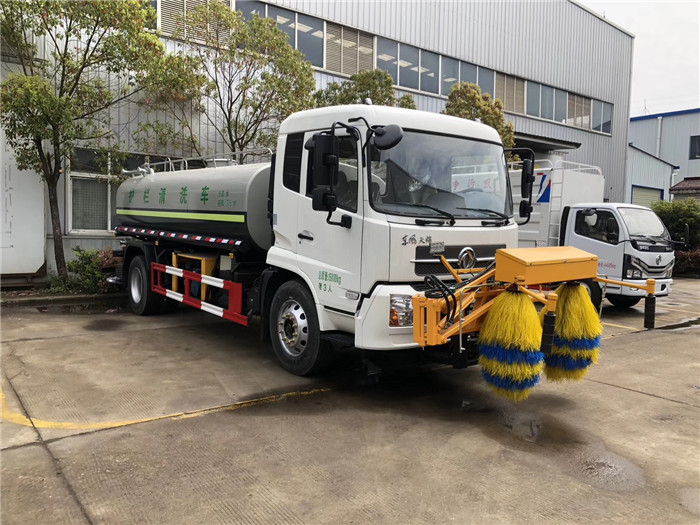 多利卡D9高速护栏清洗车