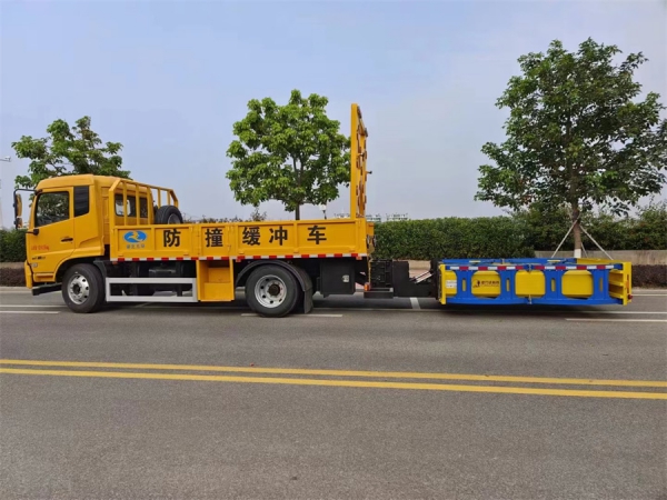 东风天锦防撞缓冲车