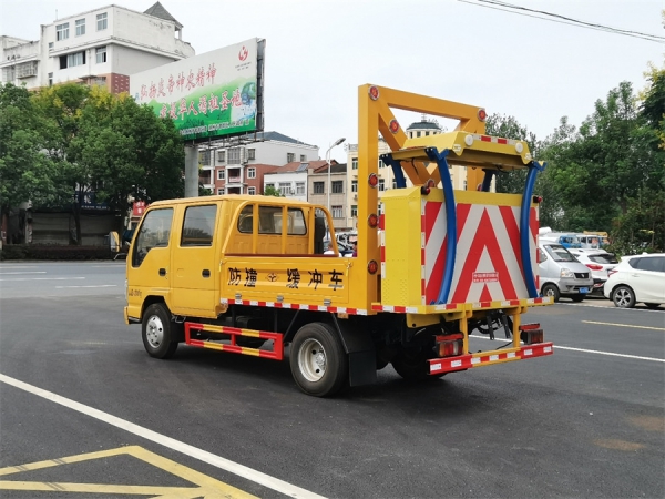 五十铃70K防撞缓冲车