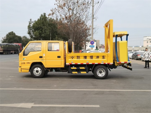 五十铃70K防撞缓冲车