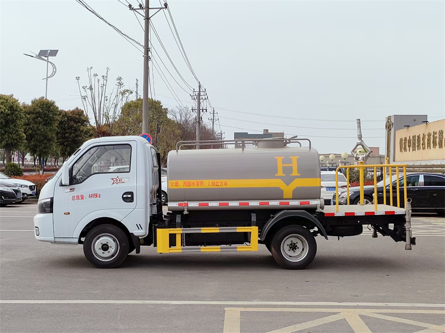 东风途逸2方蓝牌洒水车