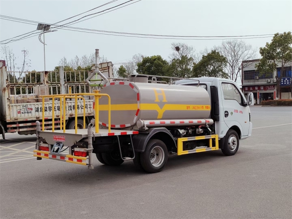 东风途逸2方蓝牌洒水车