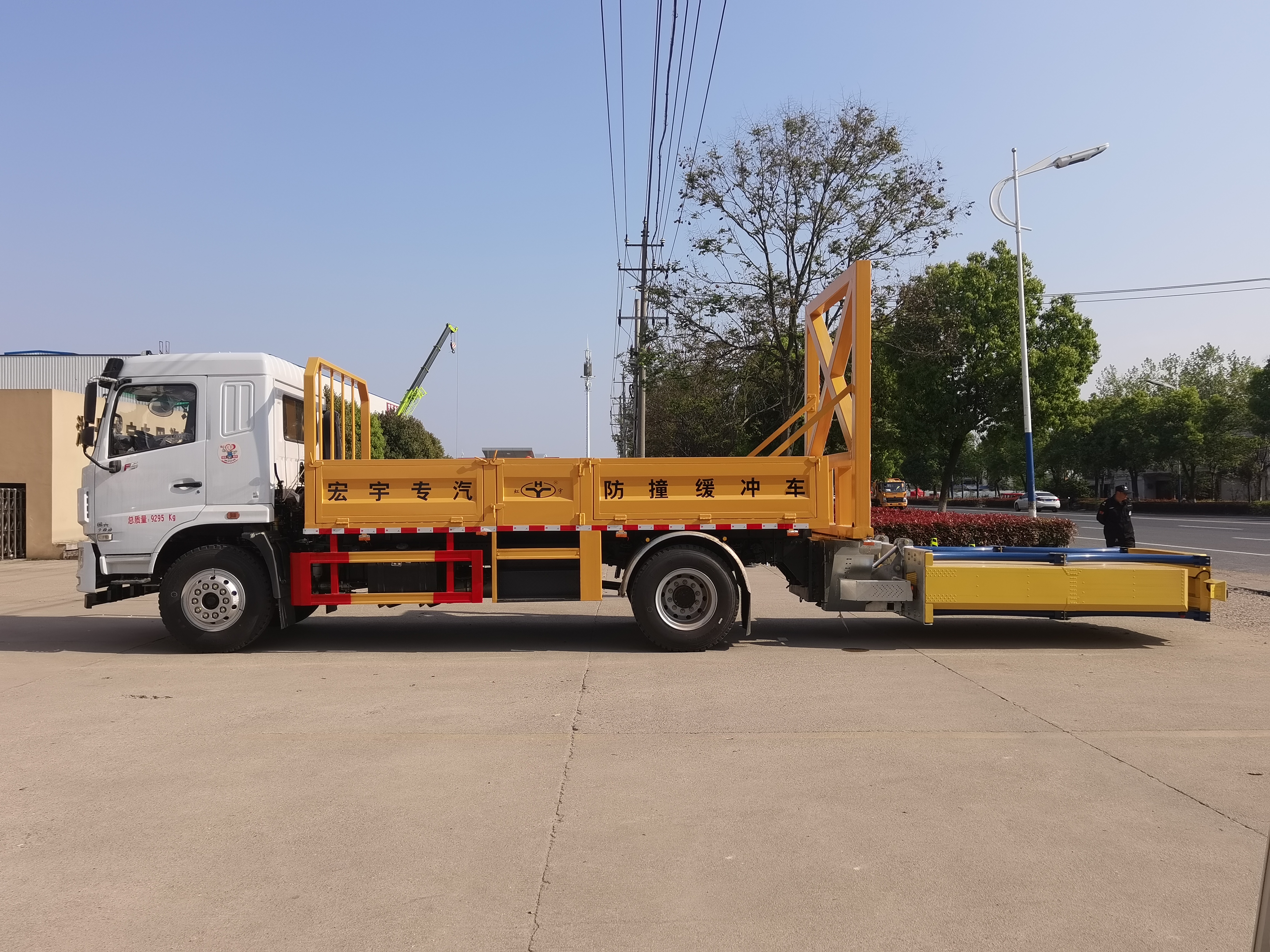 东风F5防撞缓冲车