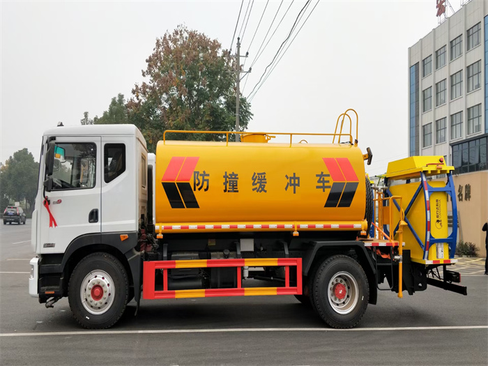 12方洒水防撞缓冲车