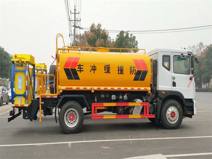 12方洒水防撞缓冲车