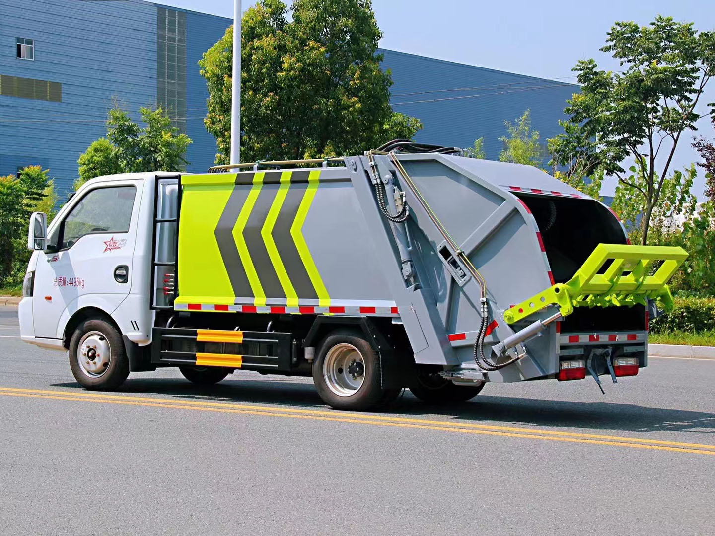 正常上户蓝牌压缩式垃圾车