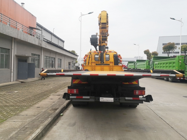 重汽豪沃带吊清障车