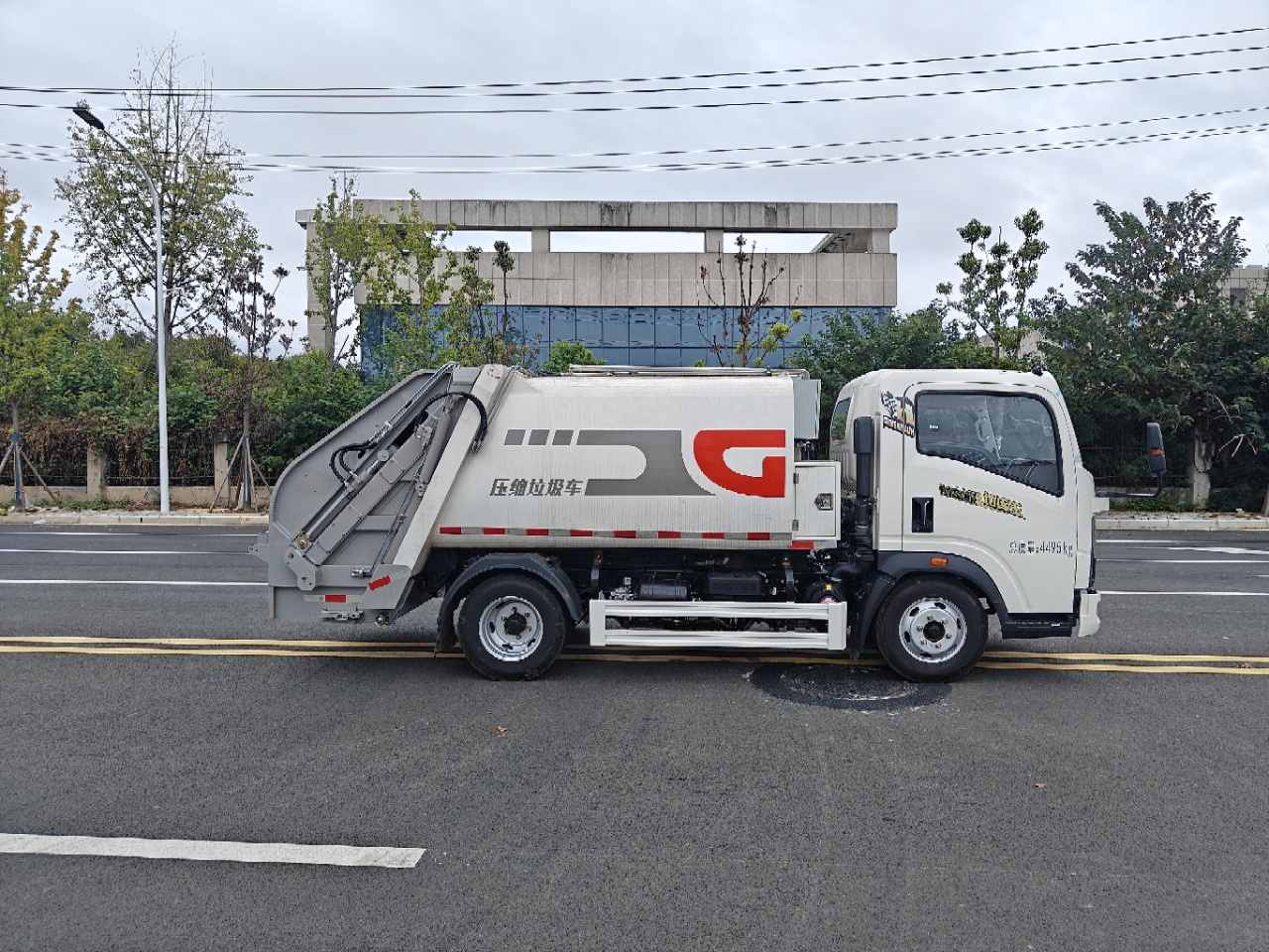 重汽豪沃地下室压缩垃圾车