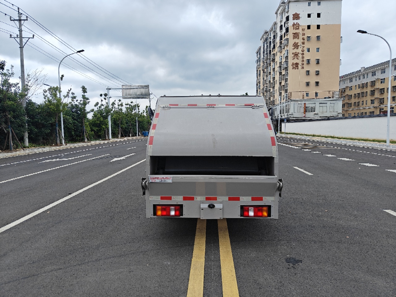 重汽豪沃地下室压缩垃圾车