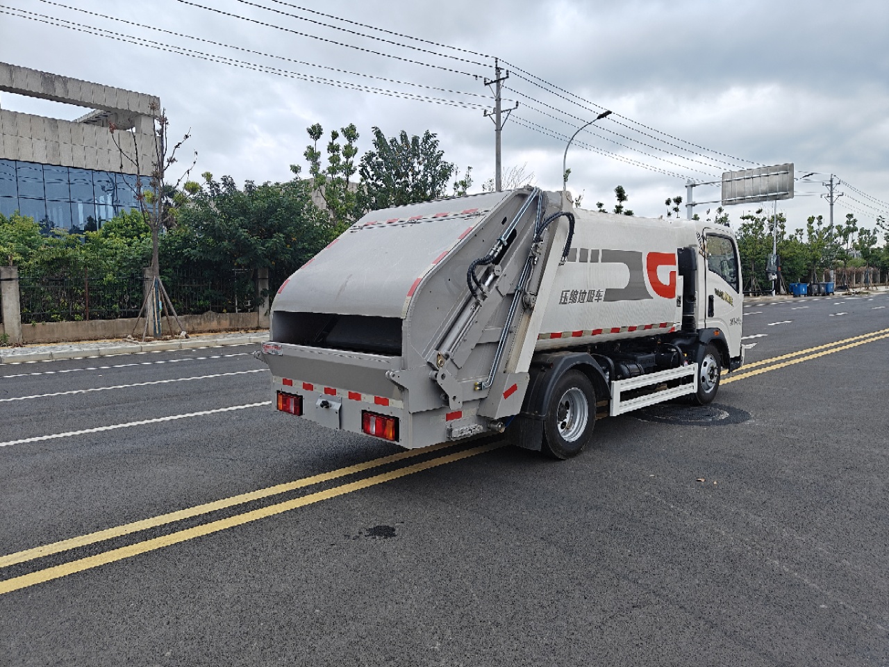 重汽豪沃地下室压缩垃圾车