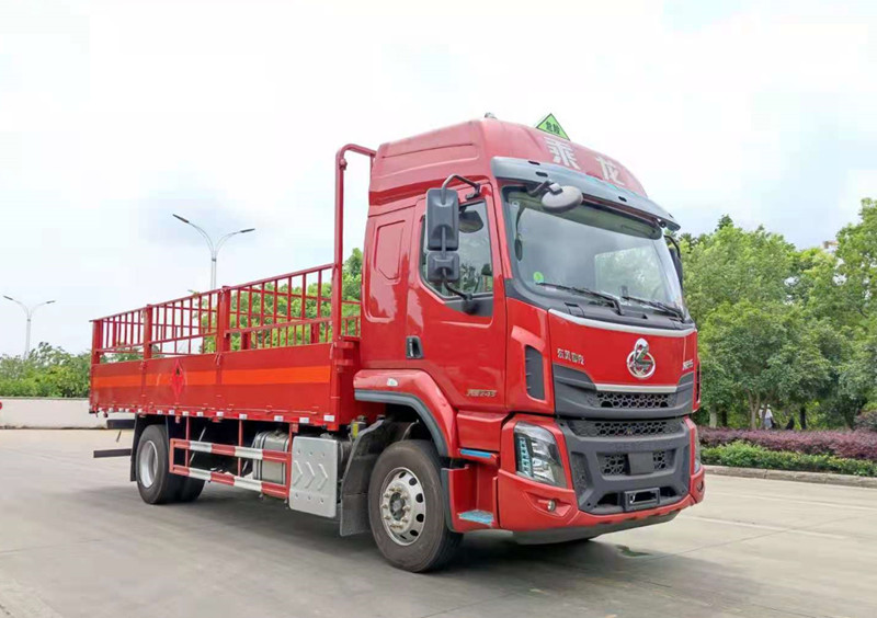 柳汽乘龙高顶双卧6.8米货厢气瓶运输车