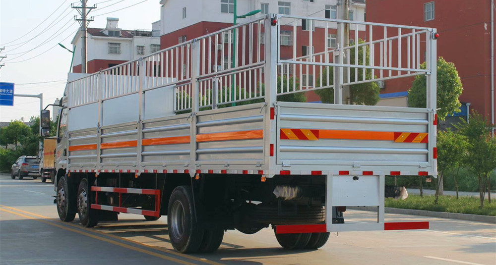 柳汽9.6米（15.3吨）气瓶车