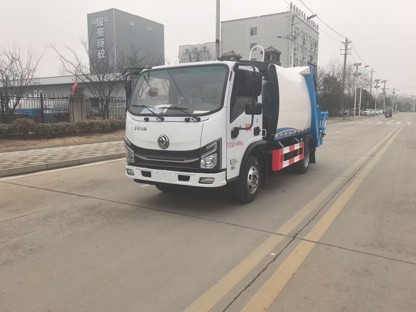 东风华神5.8方蓝牌压缩垃圾车